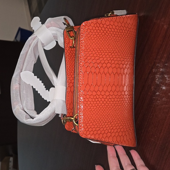 Guess Crossbody Purse - Picture 4 of 9